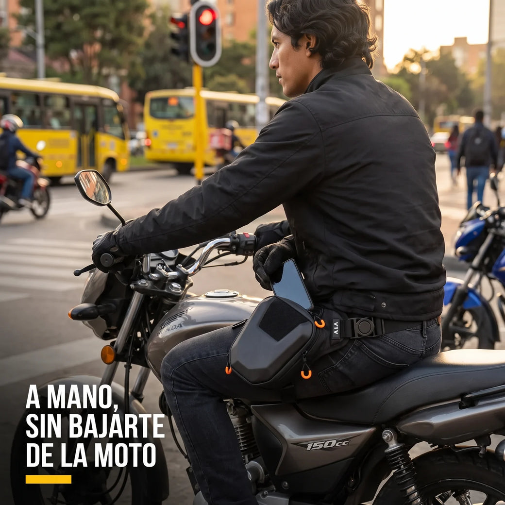 Motero sentado en su moto sacando el celular del Ruta Pack en un semáforo